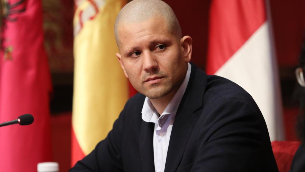 El escritor Manuel Daza durante la presentación en Toledo.