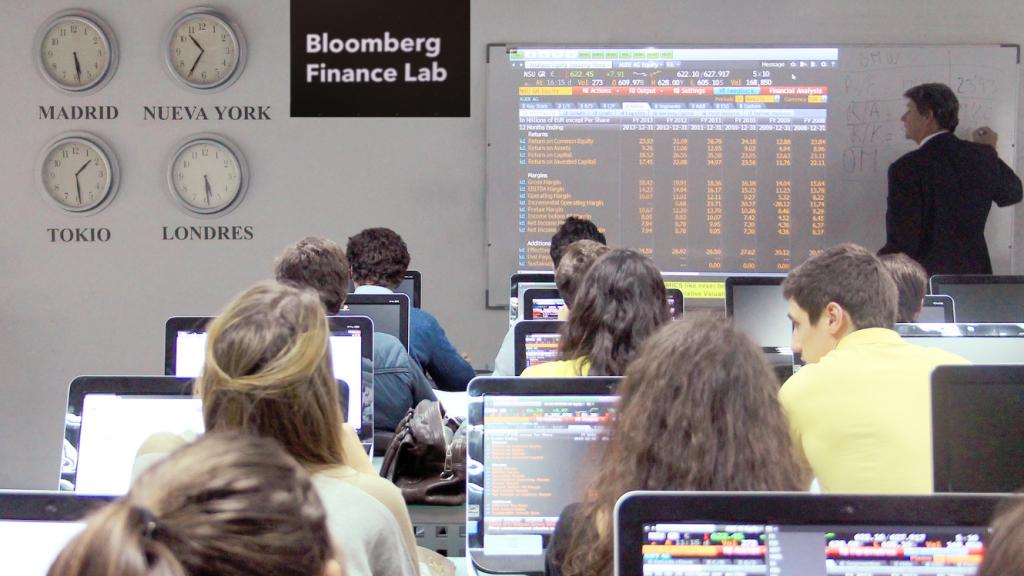 Los alumnos reciben sesiones en la sala Bloomberg de IEB