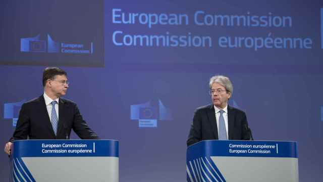 Los comisarios Valdis Dombrovskis y Paolo Gentiloni, durante su rueda de prensa de este miércoles