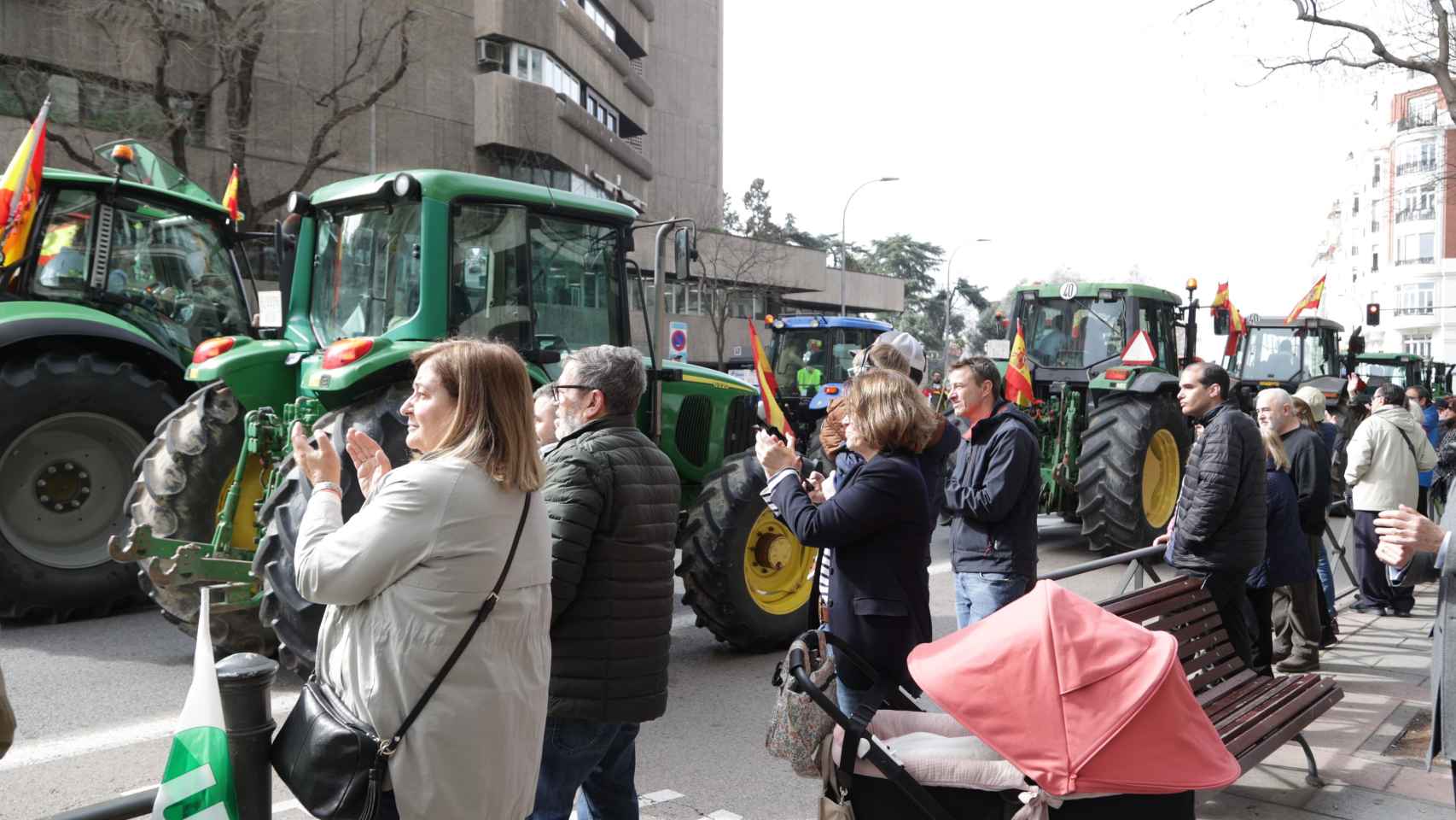 Personas aplaudiendo el paso de las tractoradas