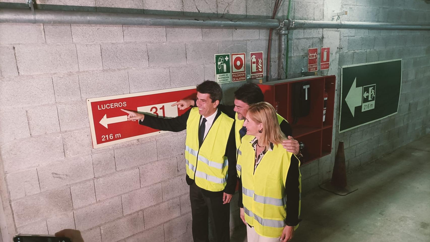 Carlos Mazón, Luis Barcala y Salomé Pradas, en el túnel que conecta Luceros con la futura estación central del TRAM.