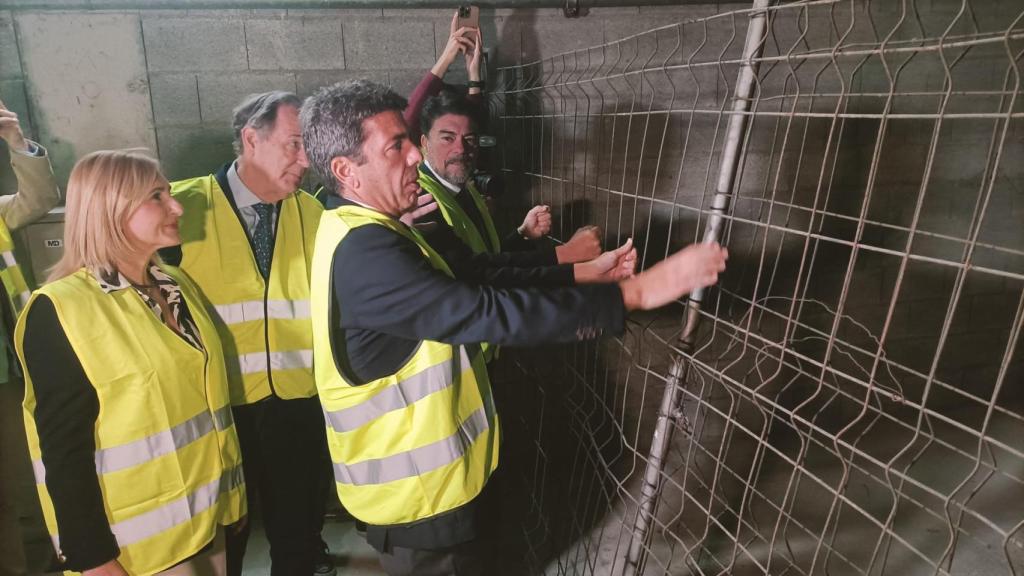 Carlos mazón y Luis Barcala, ante el muro que separa las vías del Tram de la futura Estación Central de Alicante.
