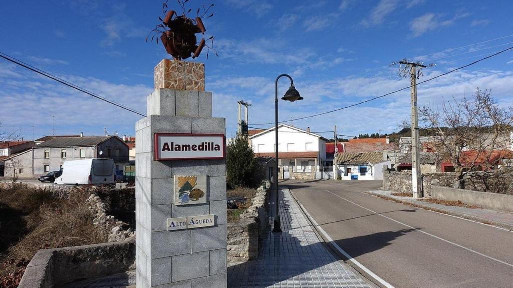 Entrada al pueblo salmantino La Alamedilla