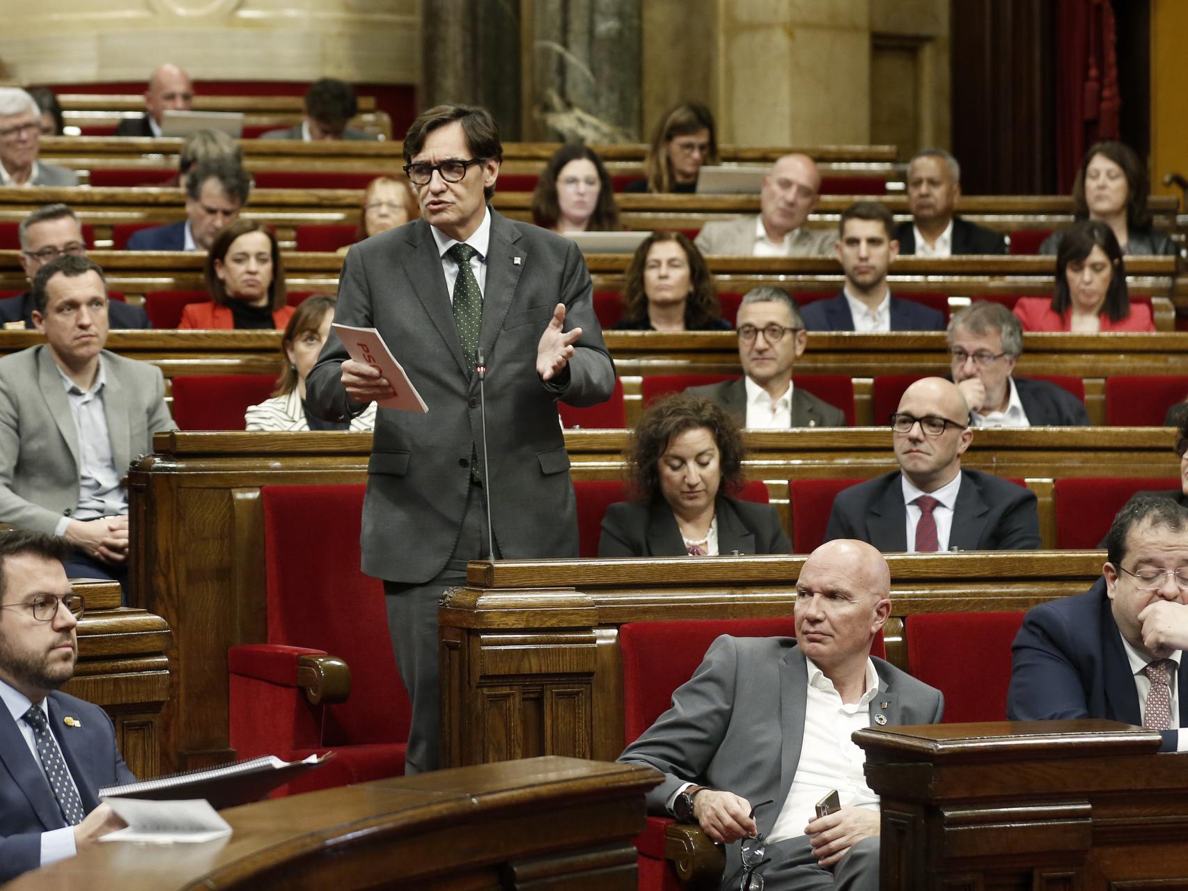 Salvador Illa debate con Pere Aragonès en el parlamento autonómico catalán.