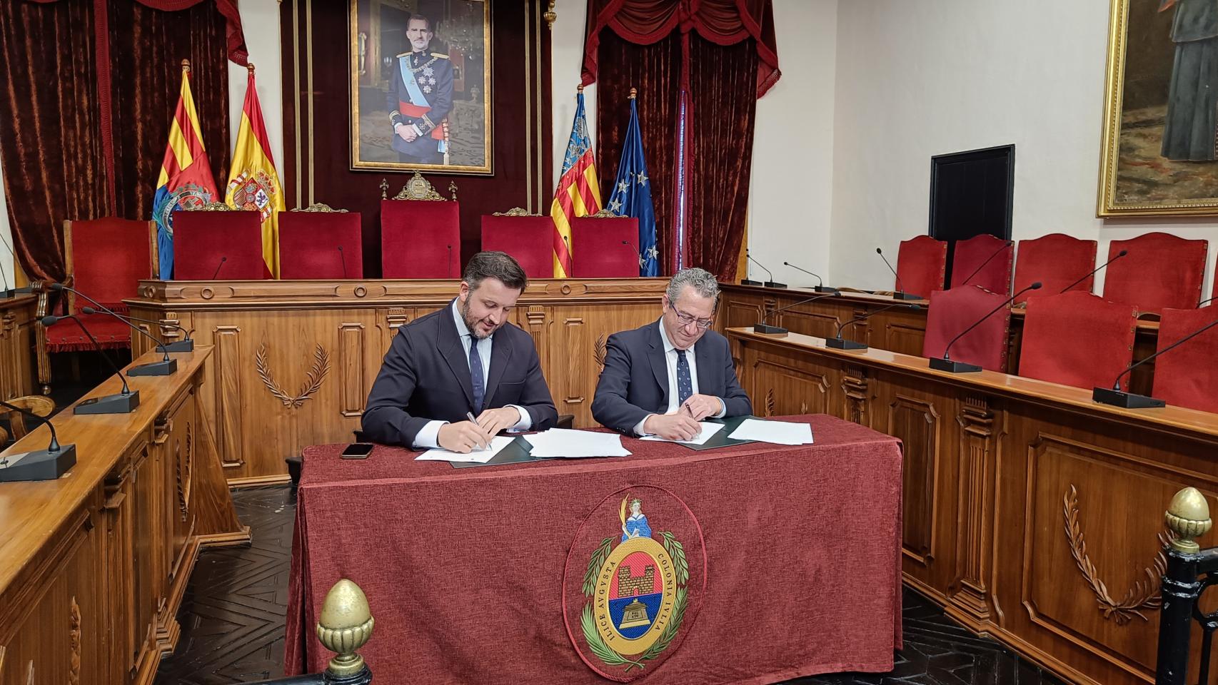 Firma del acuerdo entre  Pablo Ruz y Toni Pérez.