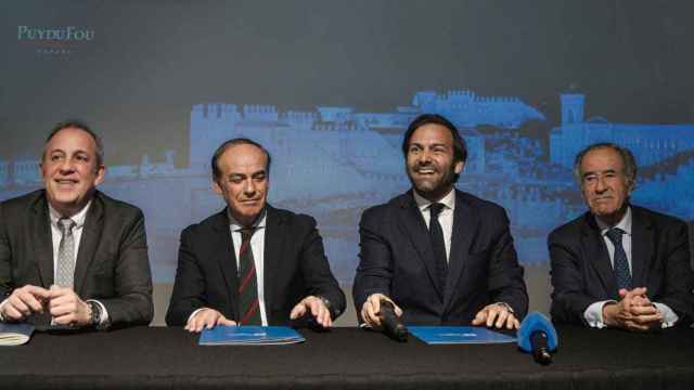 De izquierda a derecha, Juan Carlos González, director general de Ávoris; Vicente Fenollar, presidente de Ávoris;  Erwan de la Villéon, consejero delegado de Puy du Fou España y  Jesús Sainz, vicepresidente de Puy du Fou España.