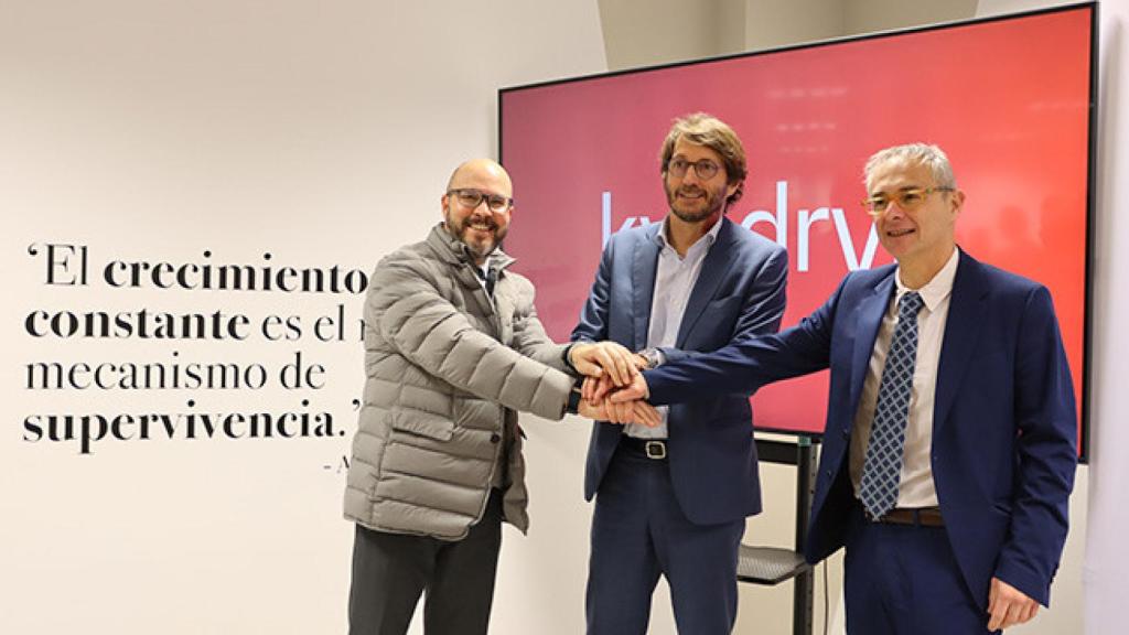 El rector, Ricardo Rivero; el responsable de clientes de la empresa, Diego Sánchez Ramiro; y Daniel Velasco, teniente de alcalde del Ayuntamiento de Villamayor,