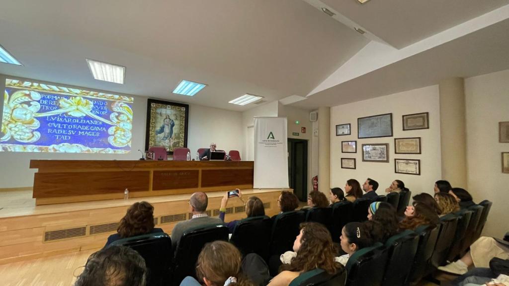Manuel Jesús Roldán durante la conferencia sobre La Roldana