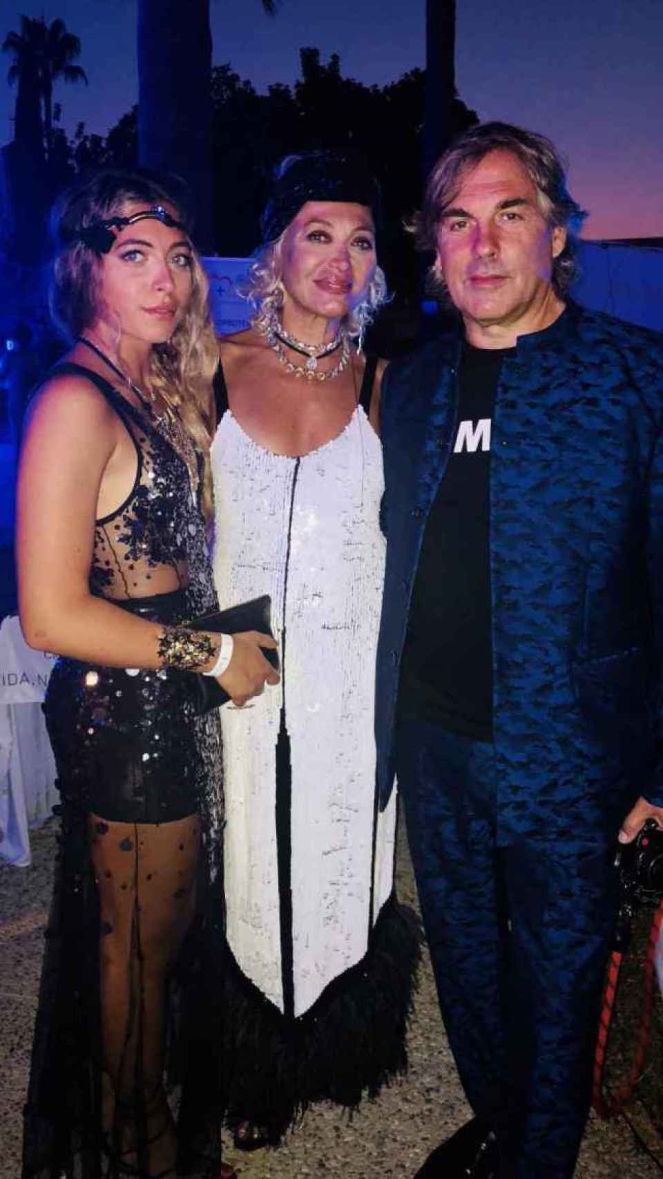 Rachele junto a su madre, Simona Gandolfi, y Hubertus, en la gala marbellí, en 2018.
