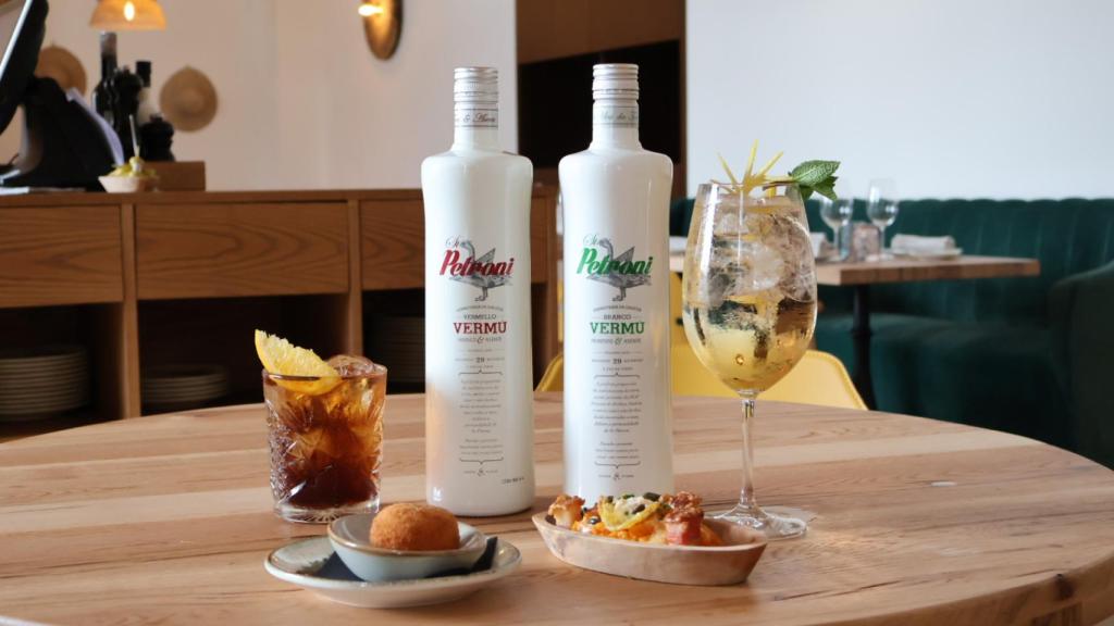 Vermut Petroni y varias tapas en el plan aperitivo de Moscatel.