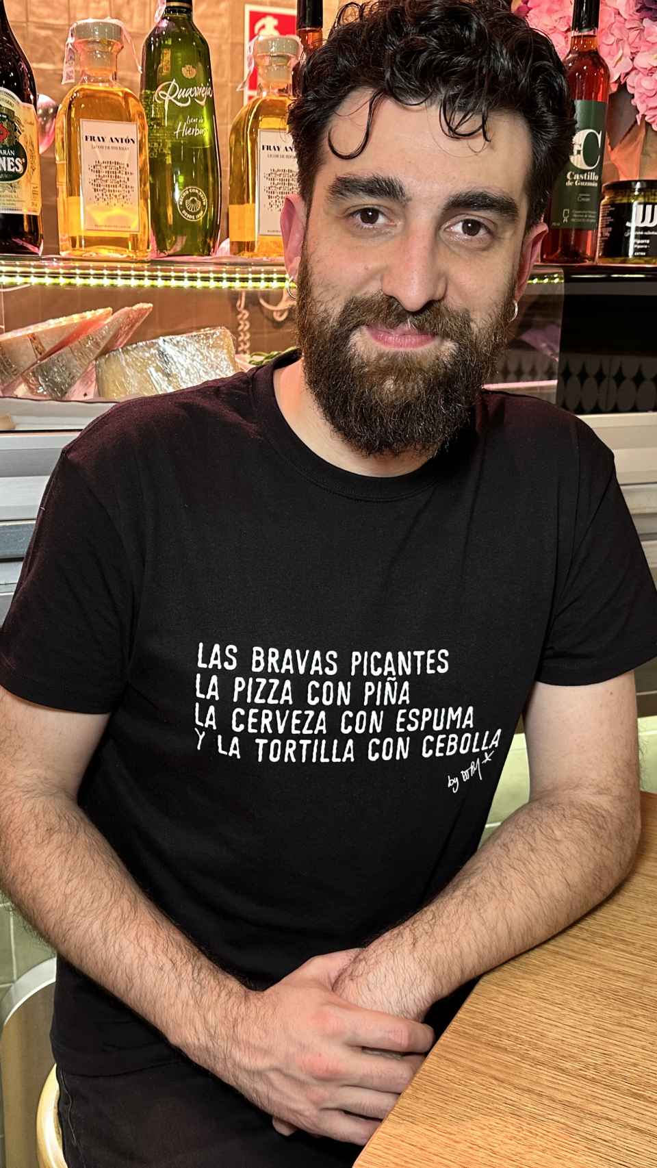 Rufo Segovia con la camiseta de su propia marca de ropa.