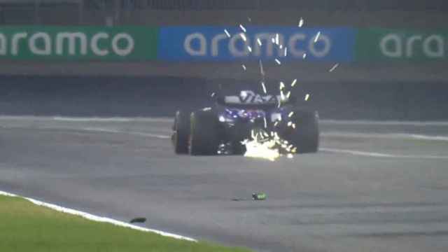 Ricciardo esquiva el espejo retrovisor en el suelo.