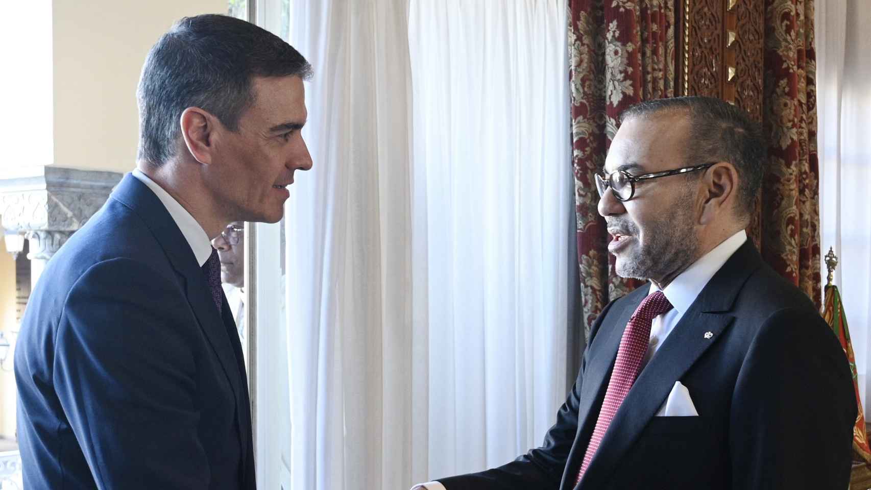El presidente del Gobierno, Pedro Sánchez, y el rey de Marruecos, Mohamed VI, se saludan en Rabat durante la visita oficial.