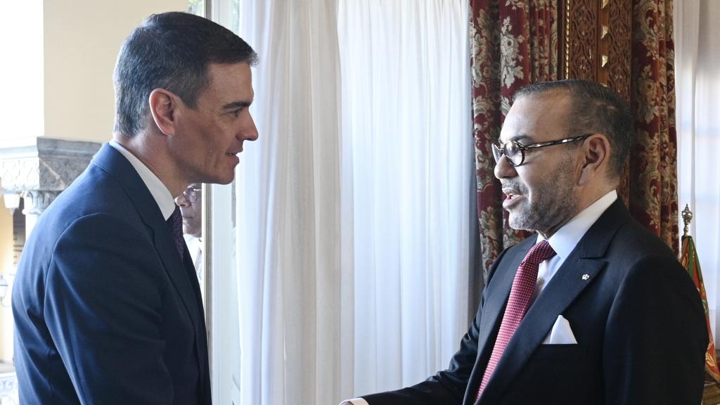 El presidente del Gobierno, Pedro Sánchez, y el rey de Marruecos, Mohamed VI, se saludan en Rabat durante la visita oficial.