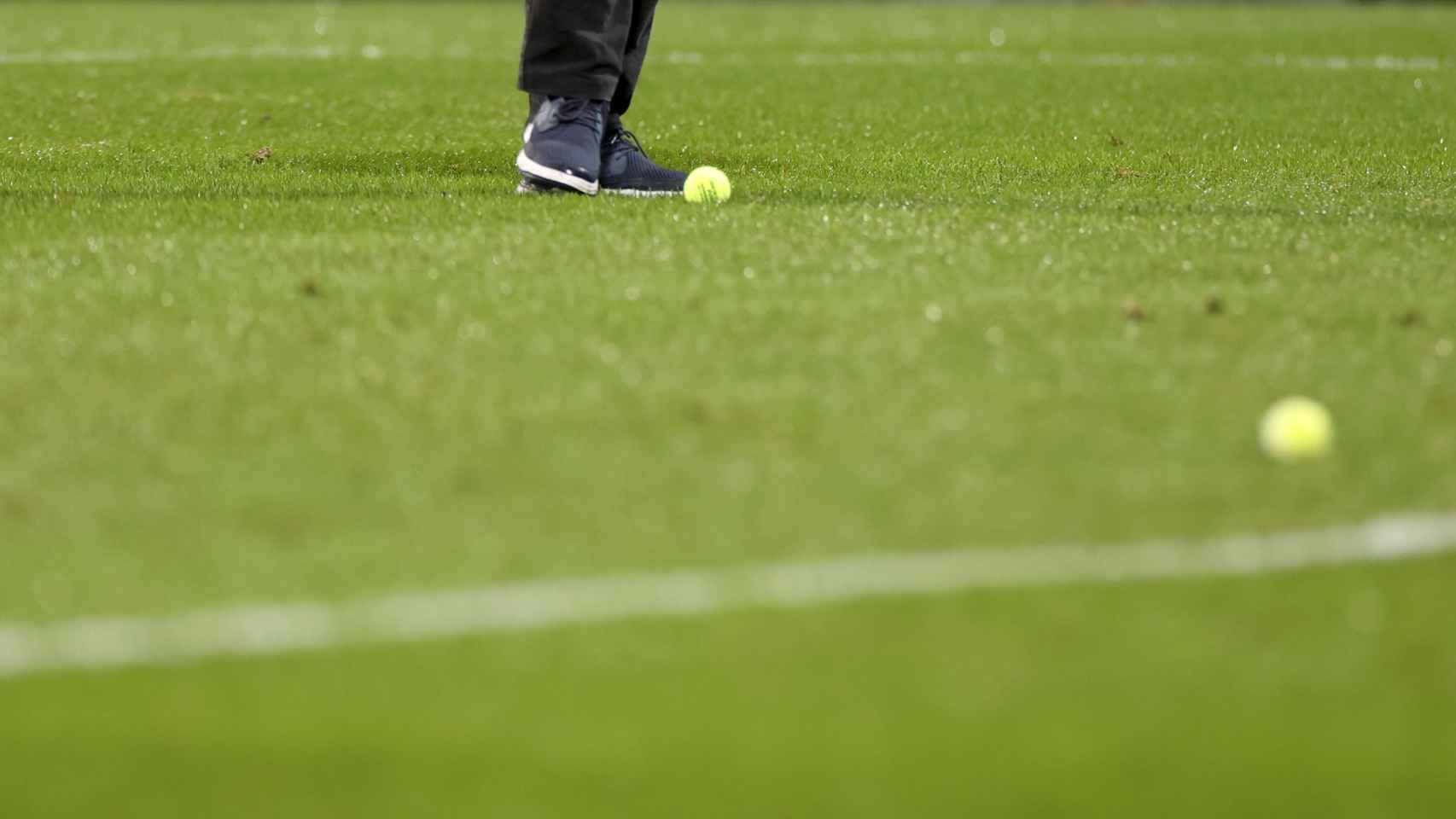 Decenas de pelotas de tenis detienen un partido del Bayern de Múnich.