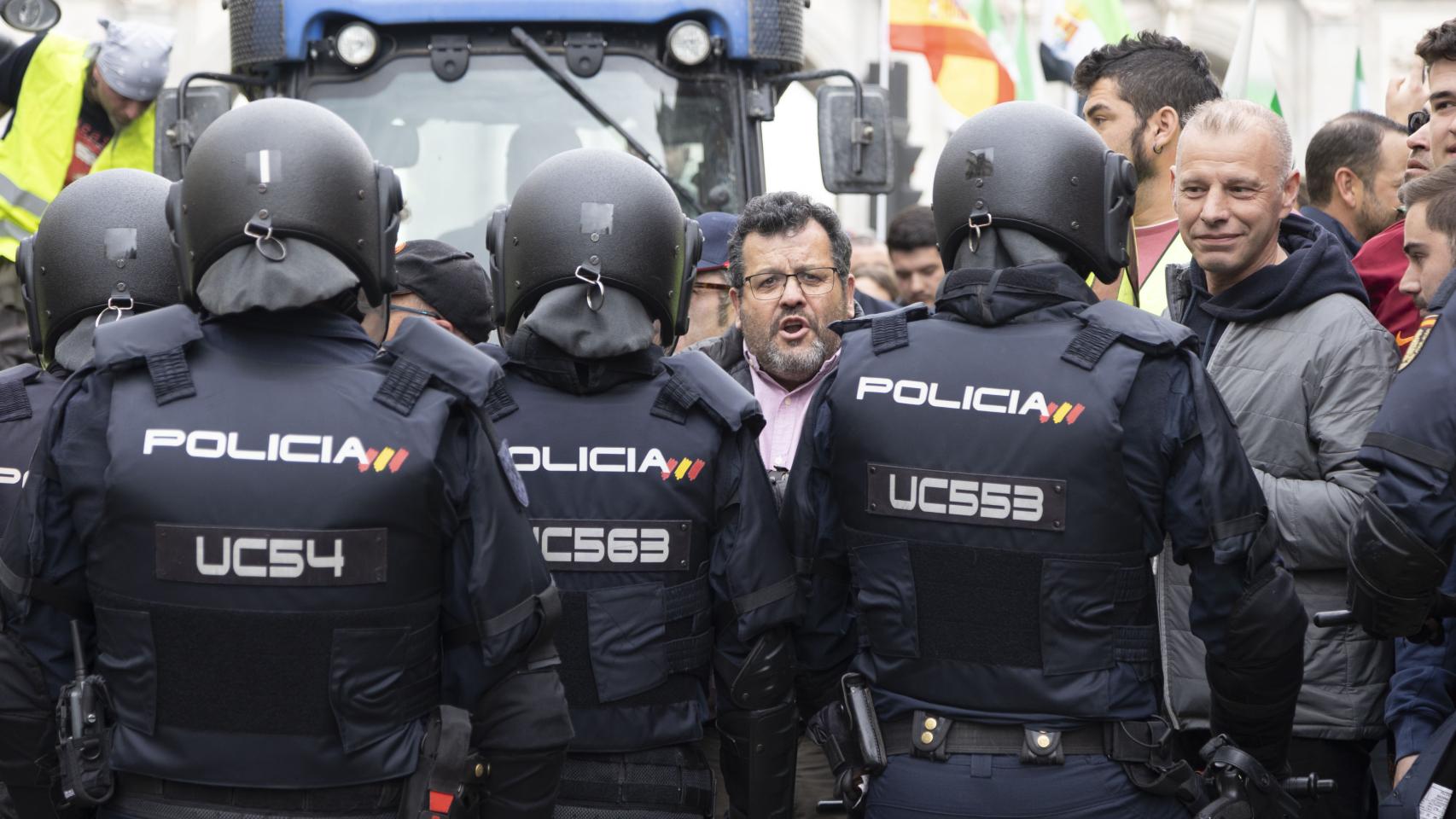 Agentes de la Policía Nacional frente a manifestantes y tractores