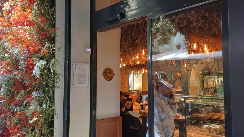 La entrada de la cafetería Santa Gloria.