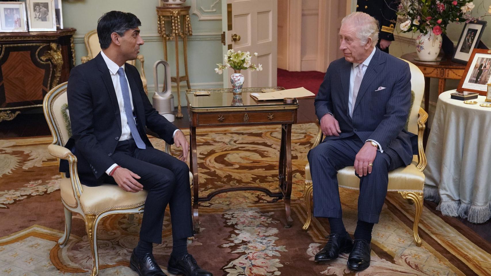 El rey Carlos III y Rishi Sunak en la reunión en el palacio de Buckingham.