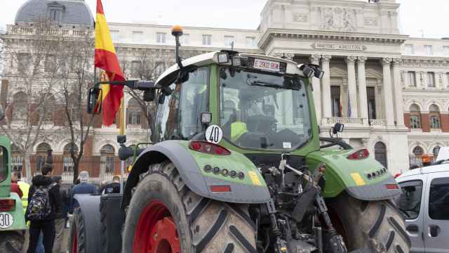 Un tractor frente al Ministerio de Agricultura