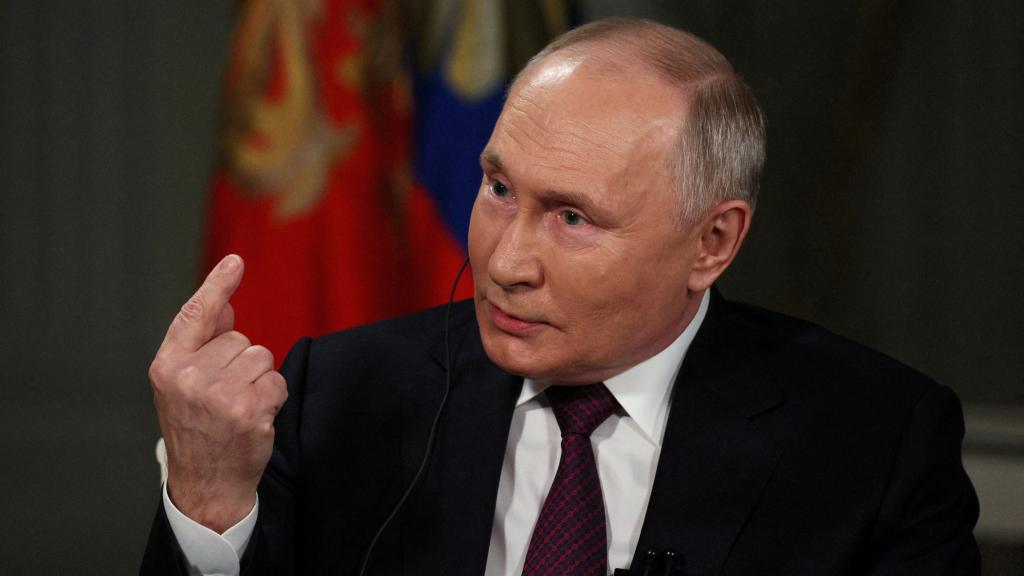 Putin habla con el presentador estadounidense Tucker Carlson, el 6 de febrero en Moscú.