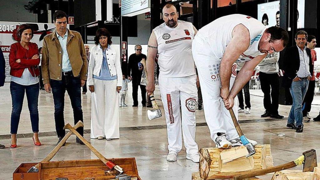 Koldo García Izaguirre en una demostración de 'aizkolaris' en la Fiesta de la Rosa de Pamplona en 2014, ante la mirada de Pedro Sánchez.