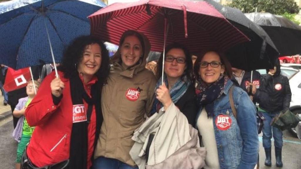 Patricia Úriz (segunda por la izquierda) y María Chivite (primera a la derecha) el 1 de mayo de 2015