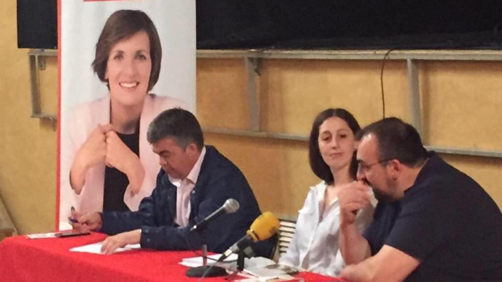 Patricia Úriz y Koldo García (derecha) en un acto en Huarte con Santos Cerdán en 2015