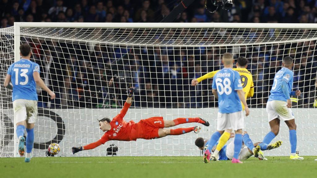 Momento en el que Lewandowski marca el 0-1 frente al Nápoles