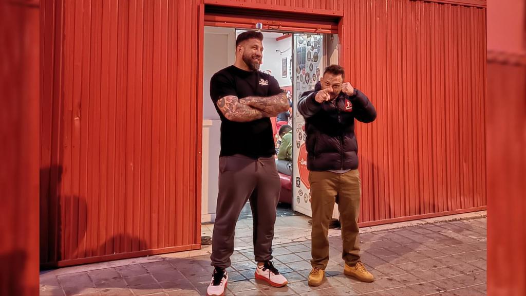 Jorge y Agustín a las puertas del Climent Club.