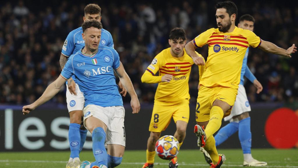 Gündogan ejecuta un disparo para el Barça en el partido ante el Nápoles.