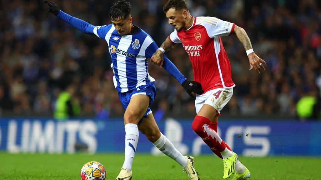 Ivan Jaime y White, en la pelea por el balón.