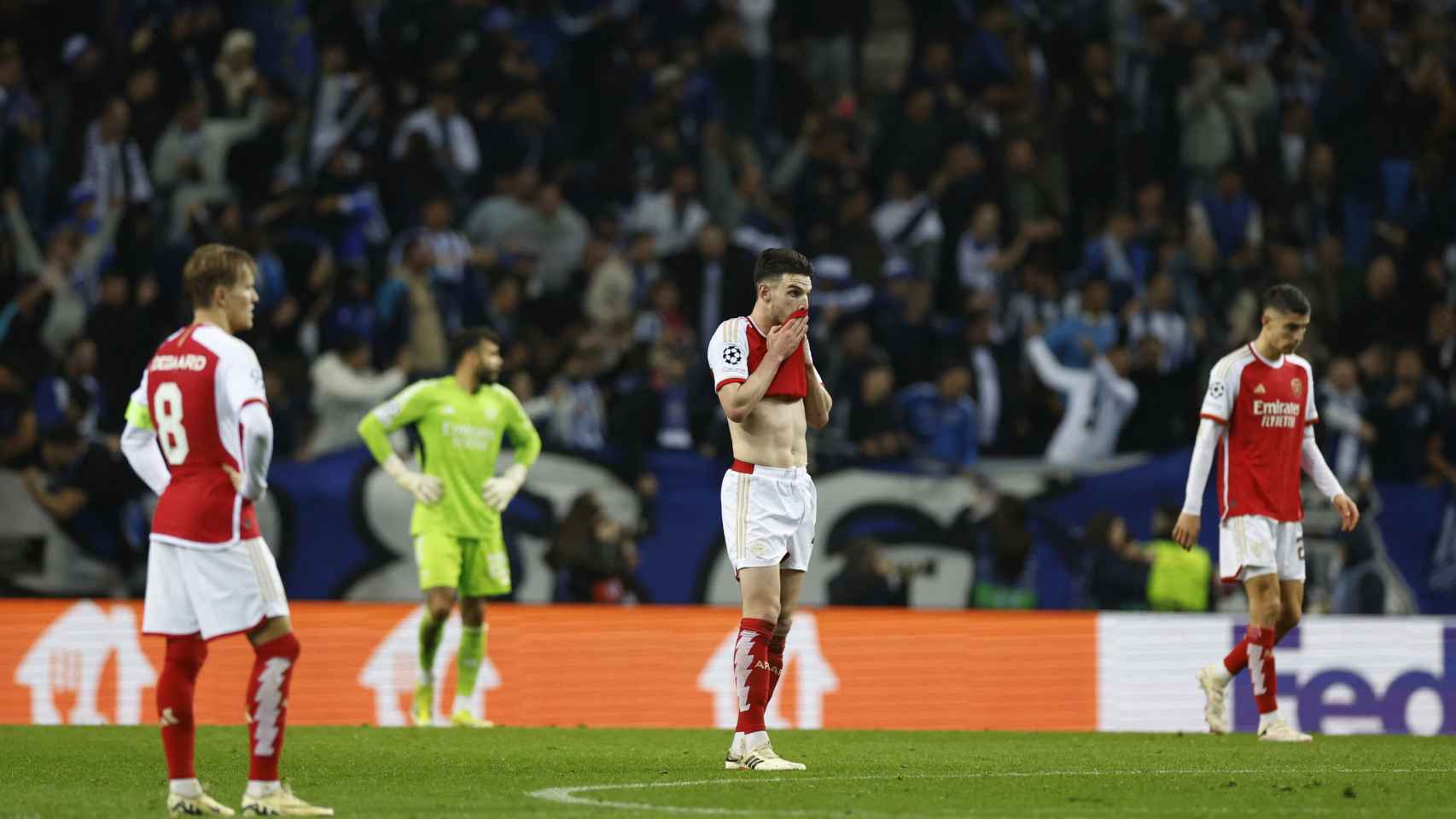 Los jugadores del Arsenal, cabizbajos tras el gol del Oporto.