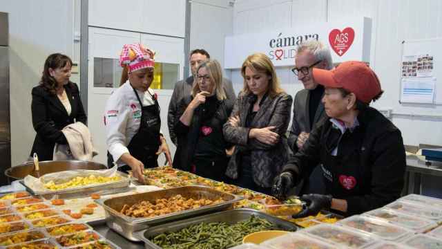 La vicepresidenta de la Comunitat Susana Camarero en las instalaciones de Alicante Gastronómica Solidaria.