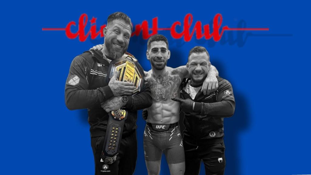 Ilia Topuria, Jorge (izquierda) y Agustín Climent (derecha) posando con el cinturón de la UFC.