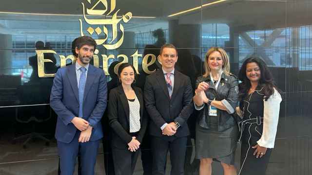 Nuria Montes, segunda derecha, tras la reunión en Dubái con Emirates Airlines y Holidays.