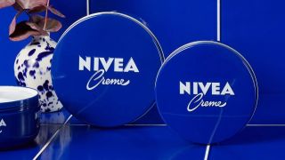 Adiós al champú: el sencillo truco de la crema Nivea que arrasa en España para hidratar y reparar el pelo