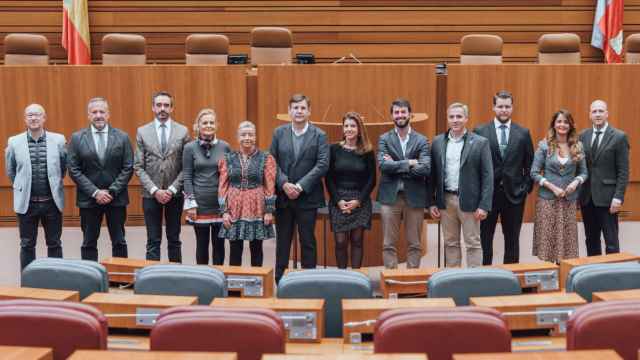 Los 13 procuradores de Vox tras entregar sus credenciales en las Cortes de Castilla y León, el 4 de marzo de 2022.