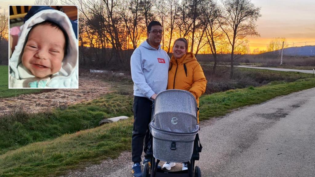 Teresa y Paul junto a su hijo Román, nacido en la Veguellina de Cepeda