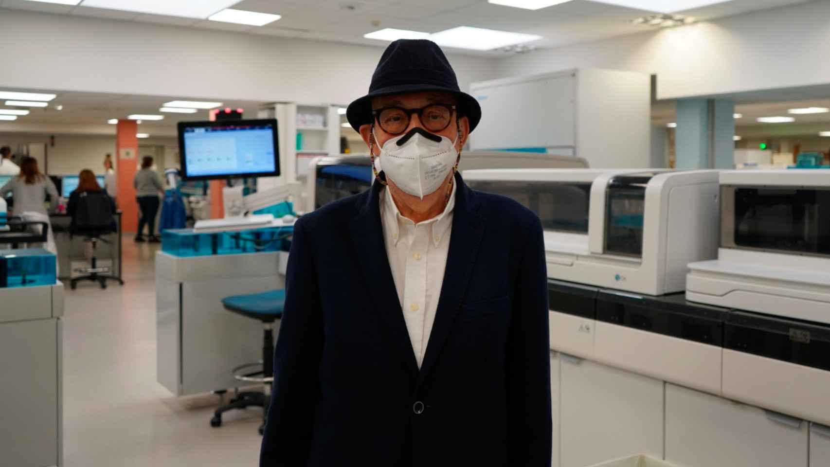 El doctor Ernesto Casis en las instalaciones de su hospital, el Vall d'Hebron.