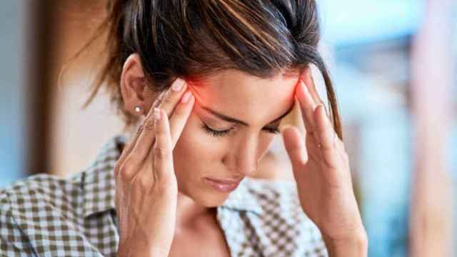 Una persona con dolor de cabeza intenso