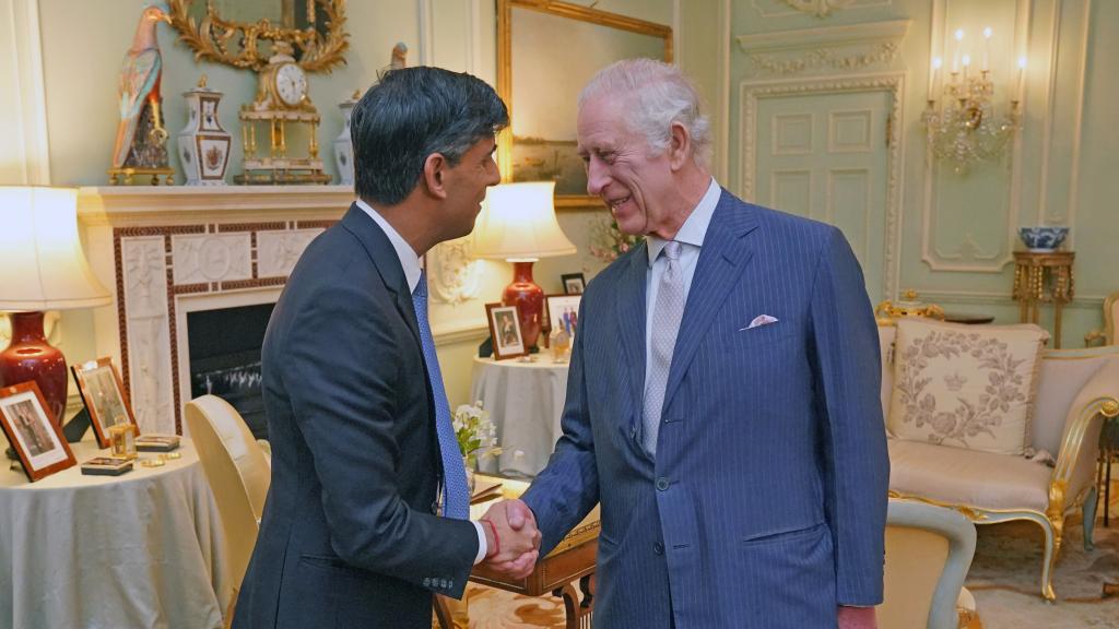 El rey Carlos III y Rishi Sunak en el primer acto oficial del monarca tras su diagnóstico.