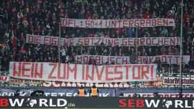Imagen de las protestas de los aficionados rechazando la llegada de capital privado a la Bundesliga.