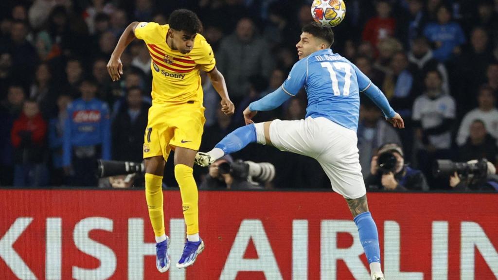 Lamine Yamal pelea un balón con Olivera