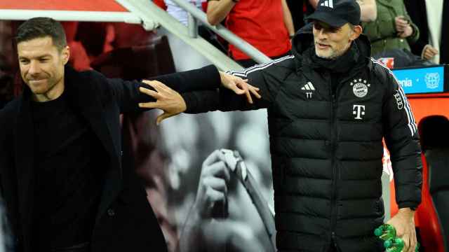 Xabi Alonso y Tuchel se saludan antes del inicio de un partido entre el Bayern y el Leverkusen.