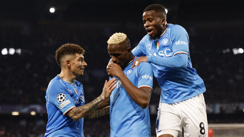 Los jugadores del Nápoles celebran el gol de Osimhen