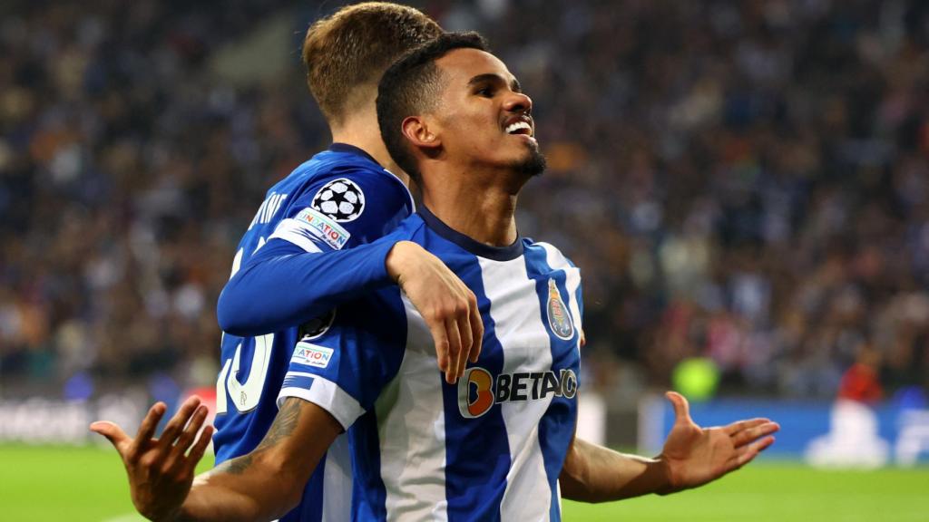 Galeno celebra el gol que le dio el triunfo al Oporto frente al Arsenal