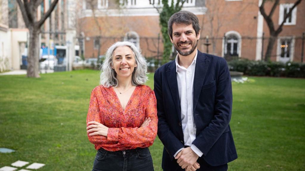 El ministro de Cultura, Ernest Urtasun, posa junto a Jazmín Beirak- Foto: Ministerio de Cultura