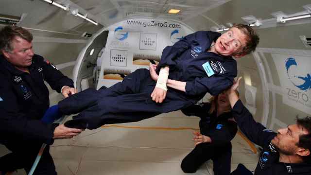 Stephen Hawking experimenta la gravedad cero en un vuelo experimental de Zero Gravity Corp., en abril de 2007. Foto: NASA