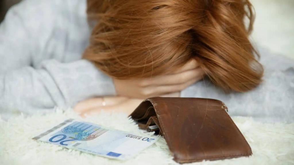 Imagen de archivo de una mujer endeudada.