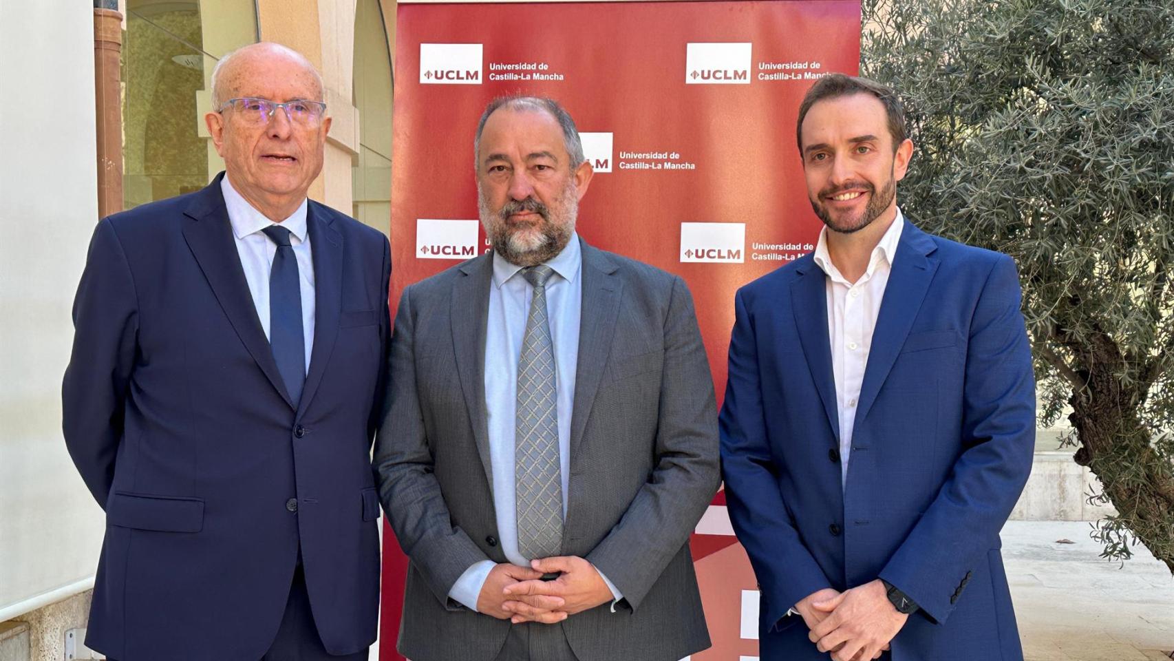 El rector de la UCLM, Julián Garde; el comisionado especial para el PERTE Agroalimentario, Jordi Carbonell; y el director de la Agencia de Investigación e Innovación, José Antonio Castro.